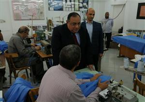  بالصور.. تصنيع الملابس الوقائية لأطباء مستشفيات الحجر بجامعة حلوان 