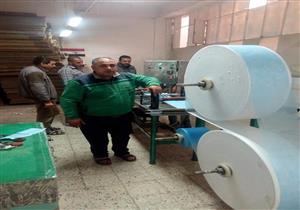 عمال شركة المحلة يصنعون ماكينات في الورش لإنتاج الكمامات لسد حاجة المستشفيات