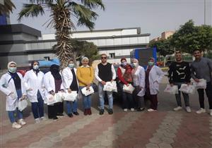 بالصور.. مدير مستشفى ببورسعيد يوصل العلاج إلى منازل مرضى الأورام