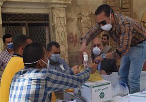 توزيع مساعدات على الأسر المعزولة في شارع سيدي حبيب بالمنيا (صور)