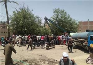 انتشال جثة شاب غريق في البدرشين.. وأهالي: "كان بيطهر الترعة فوقع"