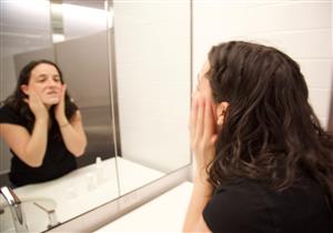 سعره 8000 جنيه في الساعة.. النظر إلى المرآة أحدث أنواع العلاج النفسي 