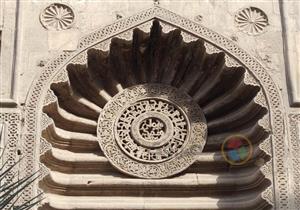 من كنوز القاهرة الإسلامية.. "مسجد الأقمر" درة شارع المعز لدين الله