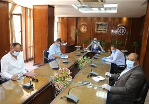 بحث تنفيذ "خط مياه العاشر" لتغذية مدينة السلام في السويس 