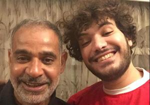 نجل البزاوي يسخر من والده: "مصور المسلسل كله بالبيجامتين بتوعي"