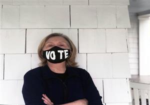 ارتدِ قناعا وانتخِب.. كلينتون تدعو الأمريكيين للتصويت في الانتخابات التمهيدية