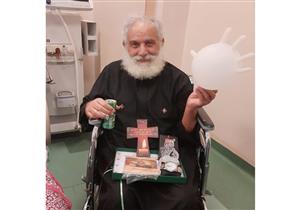 بالصور- عمره 71 عامًا.. أطباء مستشفى العزل بأسوان يحتفلون بعيد ميلاد قمص قنا