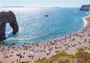 مئات البريطانيين على الشواطيء برغم استمرار قرار الإغلاق