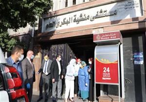 بعد انتشار صورتها.. مستشفى منشية البكرى ترد على صورة السيدة المُلقاة أمامها