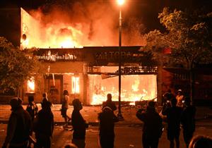 حاكم مينيسوتا: أتحمل مسؤولية اضطرابات "مينيابوليس" والعدالة ستحقق في قضية مقتل "فلويد"