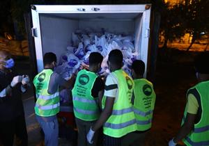 بالصور- توزيع مواد غذائية على الأسر الأول بالرعاية في 11 قرية بالوادي الجديد