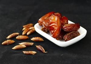 ماذا يحدث إذا أضفت نواة التمر إلى شوربة اللحمة؟.. مفاجأة