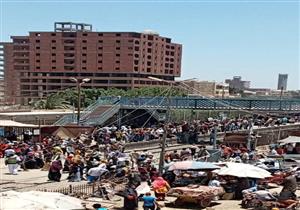 بالصور.. زحام داخل محطات سكك حديد المنيا