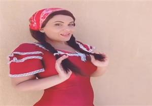 فيديو| تغني "يا تجيبلي شوكولاته".. دانا حمدان تُقلد سعاد حسني