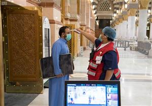 "بالكمامات وقواعد التباعد".. المسجد النبوي يستقبل المُصلين (صور)