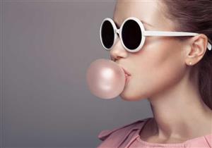 منها مضغ اللبان.. عادات غذائية تسبب انتفاخ البطن