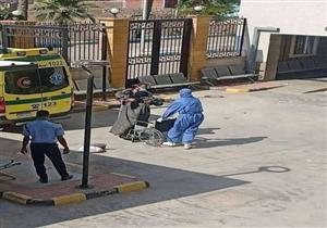 "لو أقدر هاخد منها المرض".. قصة شاب يحمل والدته المصابة بكورونا في "قها"