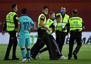 بالفيديو والصور.. من أجل "سيلفي".. أول اقتحام جماهيري في الليجا