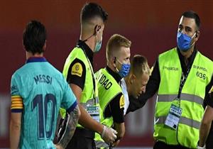 كيف اقتحم مشجع مباراة برشلونة ومايوركا في الدوري الإسباني؟