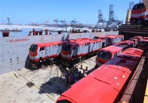 بالصور- وصول 20 جرار سكة حديد مستوردة من أمريكا إلى ميناء الإسكندرية