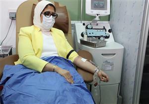 بالصور- وزيرة الصحة تتبرع بالدم وتوجه رسالة للمواطنين