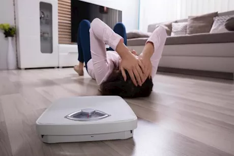 الفرق بين ميزان البيت وميزان الطبيب.. إليك نصائح للحفاظ على وزن صحي