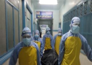 معركة ووجب القتال.. مدير مستشفى حميات طوخ يشارك في نقل جثة متوفي بكورونا