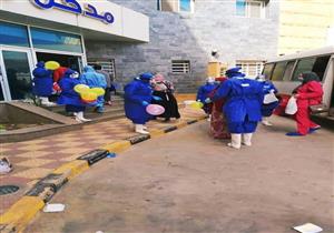 بالبالونات.. طاقم طبي يستقبل ممرضين مصابين بكورونا في كفر الشيخ (صور)