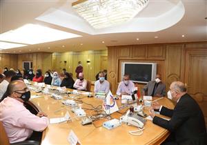 بالتعاون مع الأورمان.. محافظ قنا يسلم "جهاز عرائس" لـ ٥٨ فتاة 