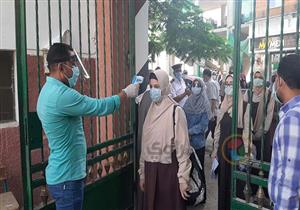 بالكمامات.. طلاب الثانوية داخل لجان الامتحانات في أسيوط