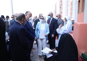وزيرة الصحة تتفقد العمل بالقوافل العلاجية ومركز طب الأسرة بحي الأسمرات
