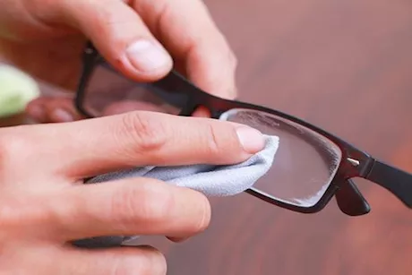 نظارة القراءة- إليك الأعراض التي تدل على احتياج العين لها 