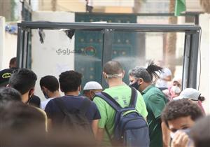 في لافتة إنسانية.. ضابط يقدم المساعدة لطالب سقط مغشيا أمام لجنة امتحان الثانوية العامة