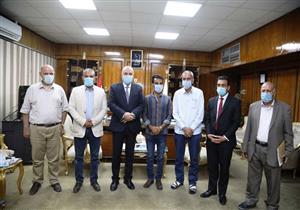 بعد نشر "مصراوي".. محافظ قنا يكرم صاحب مبادرة "الفن يحارب كورونا"- صور