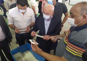 بالصور.. محافظ بورسعيد يتفقد مصنع لمعدات الكهرباء بالمنطقة الصناعية