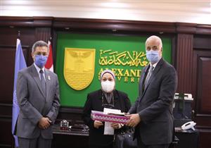 جامعة الإسكندرية تكرم أرملة الدكتور عمرو عبيد شهيد كورونا