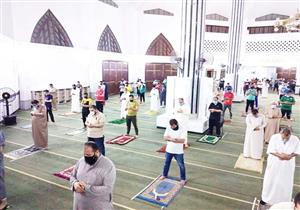 بالكمامة والسجادة الشخصية.. المصلون يؤدون صلاة الضهر في بورسعيدـ صور