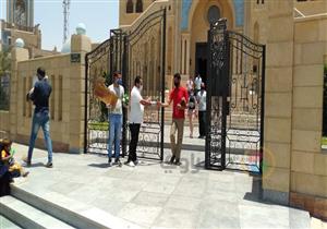 بالصور.. شاب مسيحي يوزع الورود أمام مسجد في بني سويف احتفالًا بفتح دور العبادة