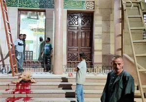 احتفالا بعودة الصلاة.. مواطن يذبح على سلم مسجد في الدقهلية