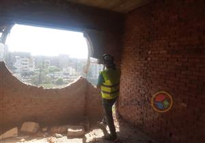 بالصور.. بدء إزالة برج جرجا المخالف يدويًا وسط إجراءات أمنية مشددة