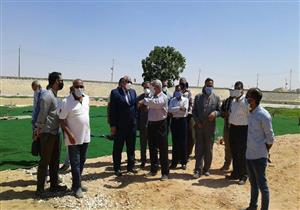 صور.. محافظ الوادي الجديد يتفقد مشروع تطوير حديقة المطار بالخارجة