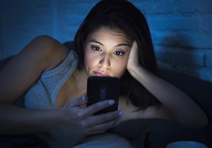 تجنّب هاتفك المحمول ليلًا.. يسبب أضرار خطيرة تصل للعمى