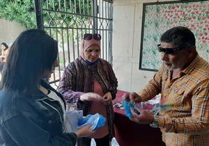 صور.. توزيع أدوات وقاية من كورونا بالمجان على طلاب الثانوي في بورسعيد