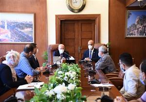 محافظ بورسعيد ورئيس تعاونيات البناء يناقشان توصيل مرافق الإسكان التعاوني