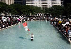 عشرات الآلاف في هيوستن تكريماً لذكرى فلويد وتنديداً بمقتله