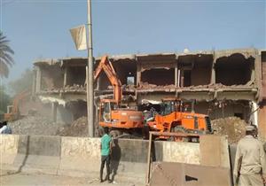 حتى سطح الأرض.. حملات إزالات للعقارات المخالفة في 5 مناطق بالجيزة