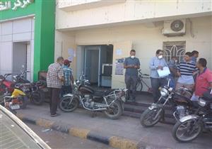 بالصور.. ملصقات بلغة الإشارة في الأماكن العامة للتوعية بكورونا بسوهاج