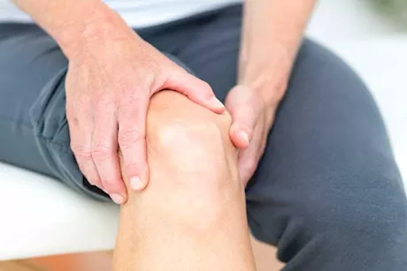 تمزق غضروف الركبة.. طبيب يوضح الأعراض التي تحتاج للجراحة؟  