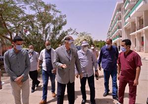 بالصور.. محافظ أسيوط يتفقد سير العمل في مقار "عزل مصابي كورونا"
