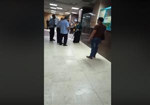 بحاجة لسرير رعاية.. مشادة بين مرافقة لمريض كورونا وأمن مستشفى النيل بشبرا الخيمة (فيديو)